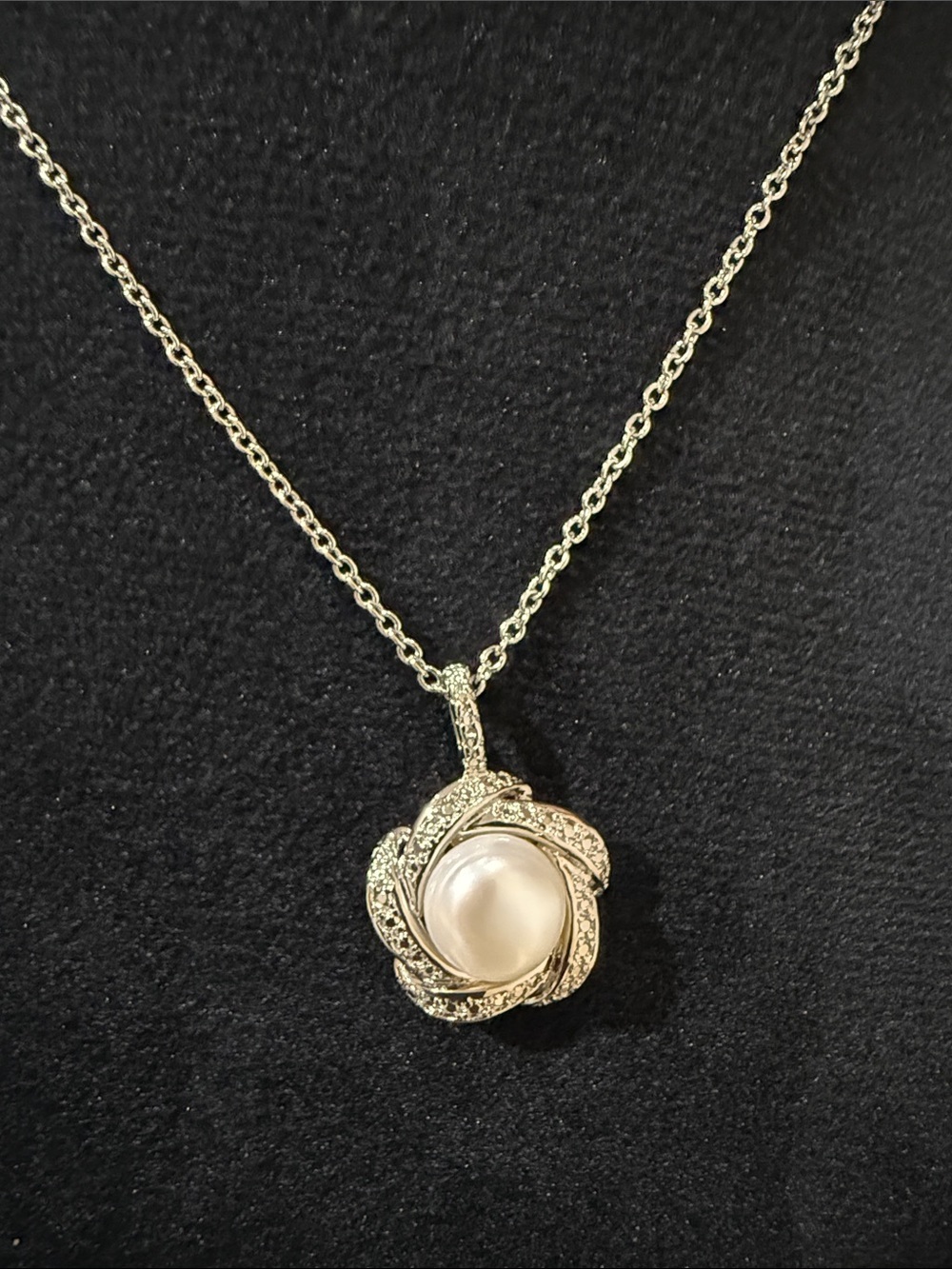 Silver-Tone Floral Pearl Pendant Necklace - Elegant Women's Jewelry